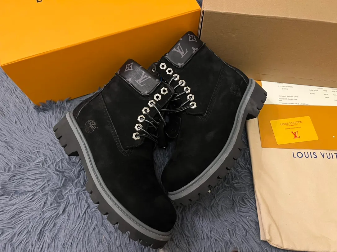👟👟Ex-factory price 680👟👟 Men's size +10 LV x Timberland Louis Vuitton "Luxury Western" has been initially constructed, and the last link is the "shoes" that can make the style complete and communicative, so the "Shoe King of the Year" came into being. A major collaboration of the season, in a short video of only a few seconds, Fei Dong lifted the legs of his jeans to reveal a pair of classic Timberland rhubarb boots with the LV logo printed on the tongue. He then folded the tongue to reveal the Monogram logo printed on the inside. Size: 35-46
